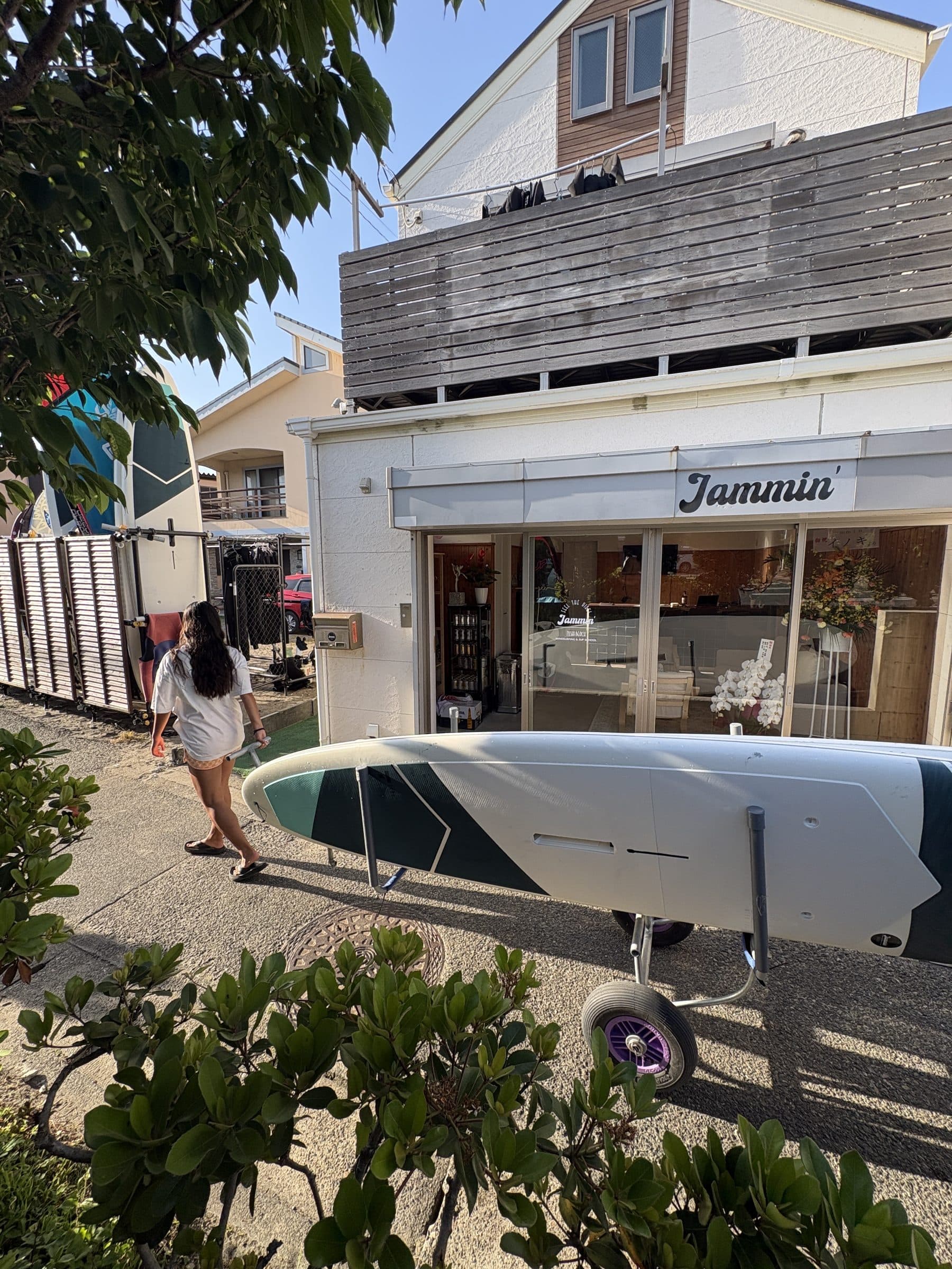 Jammin'の店舗前とSUPボード